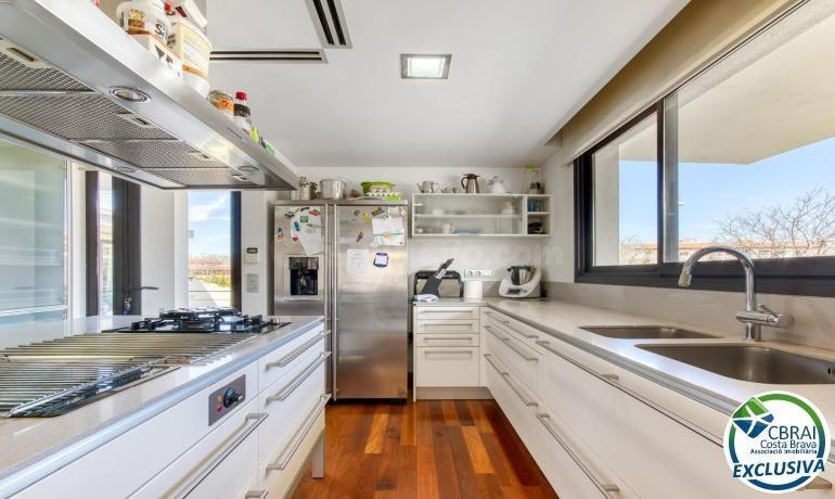 Casa unifamiliar exclusiva con ascensor, jardín y múltiples espacios independientes en Llançà