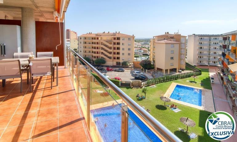 Luminoso ático con terraza, piscinas, parking y trastero en Santa Margarida