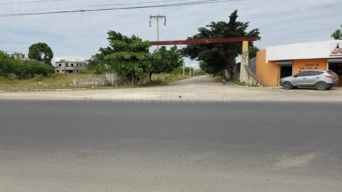 Solares por la carretera Mella en el Res.Llano del  Este