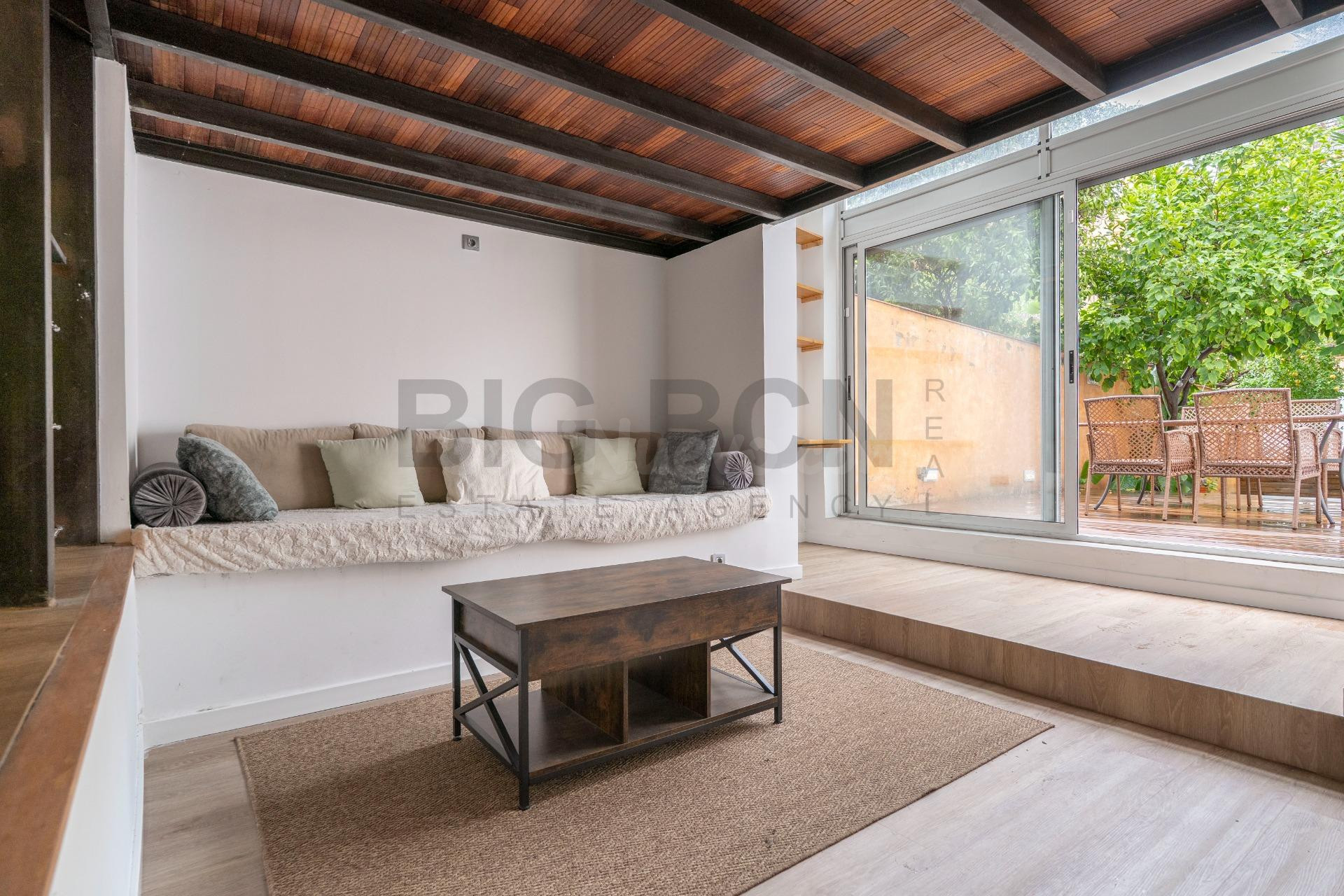 Espectacular planta baja reformada con gran jardín y piscina privada en Camp d’en Grassot – Gràcia