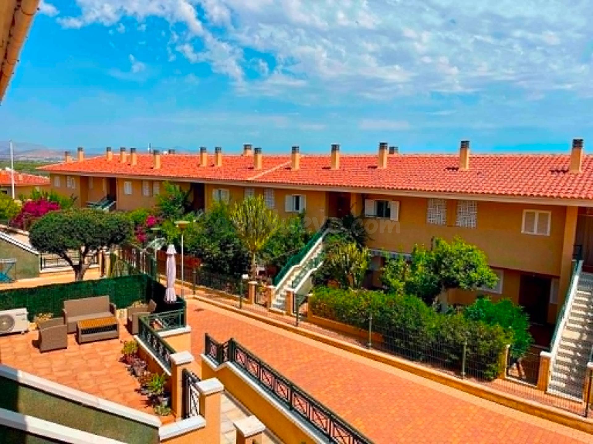 BUNGALOW TOTALMENTE REFORMADO EN GRAN ALACANT