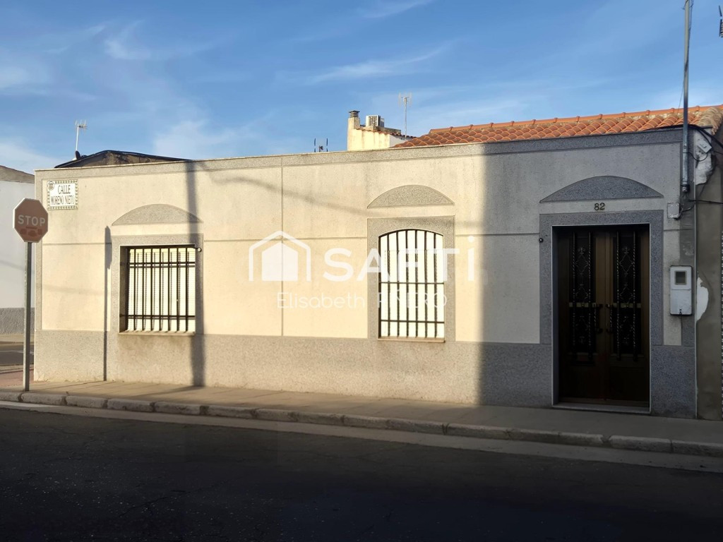 Casa en planta baja de esquina en Montijo: Terraza/Azotea con vistas, garaje, local (o 3ª hab.) y placas solares