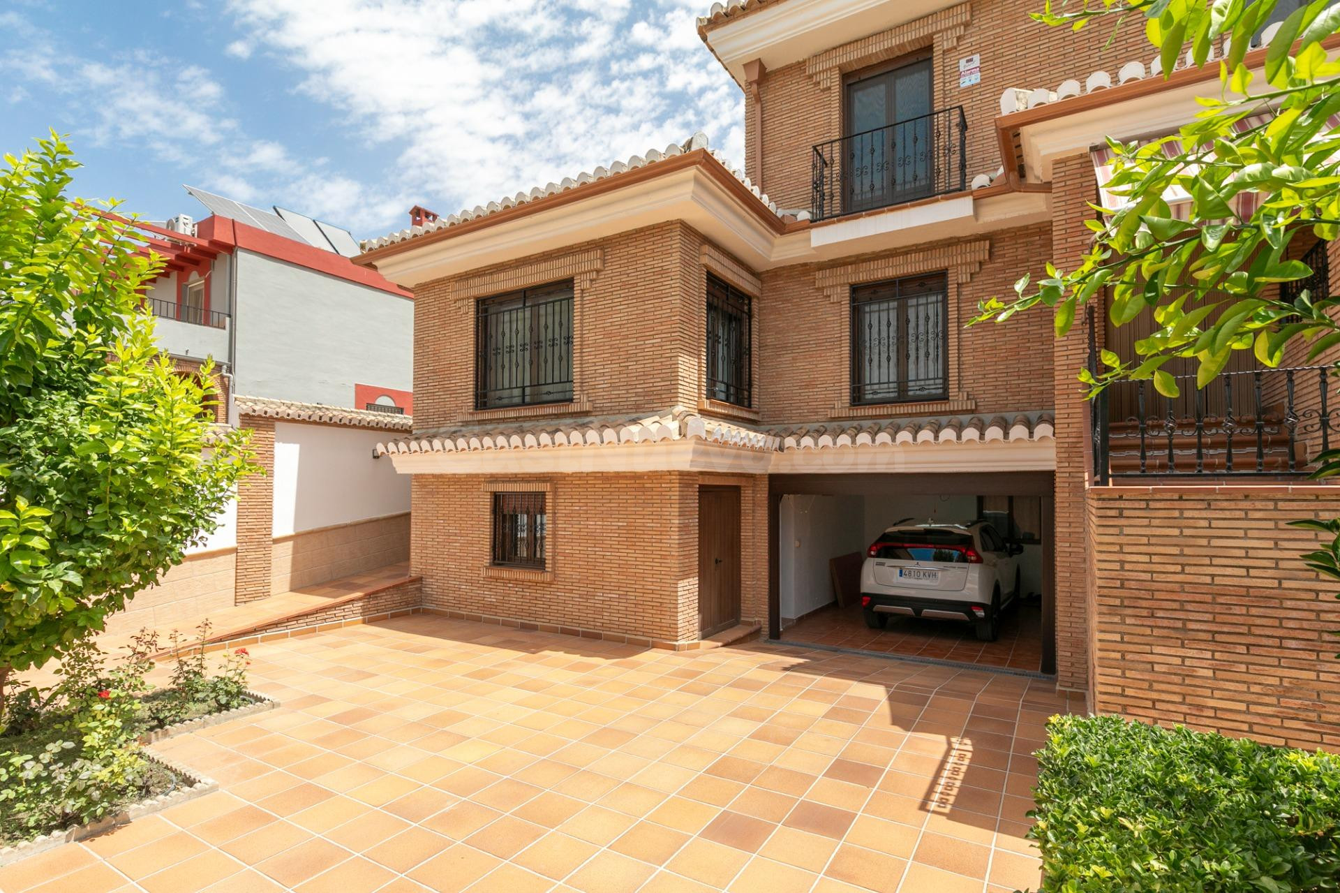 Chalet accesible de gran amplitud, con jardín privado, garaje y completas zonas comunitarias