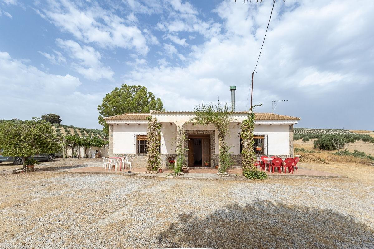 ## **Encantadora Villa de Campo con Piscina, 34.085 m2 de Terreno y Vistas Espectaculares – Cerca de Alhama de Granada**