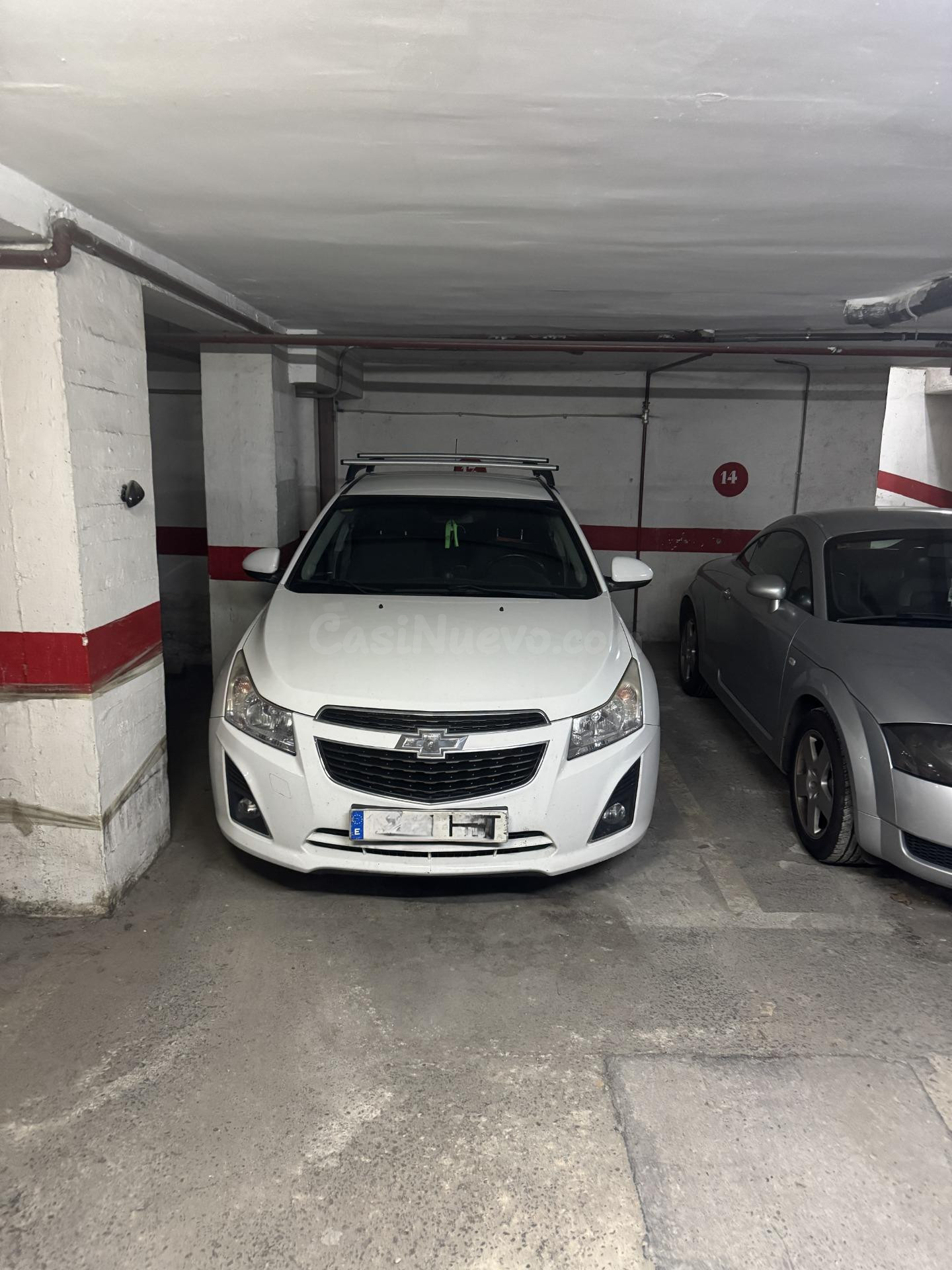 Se alquila plaza de garaje para coche grande en Avenida Cata
