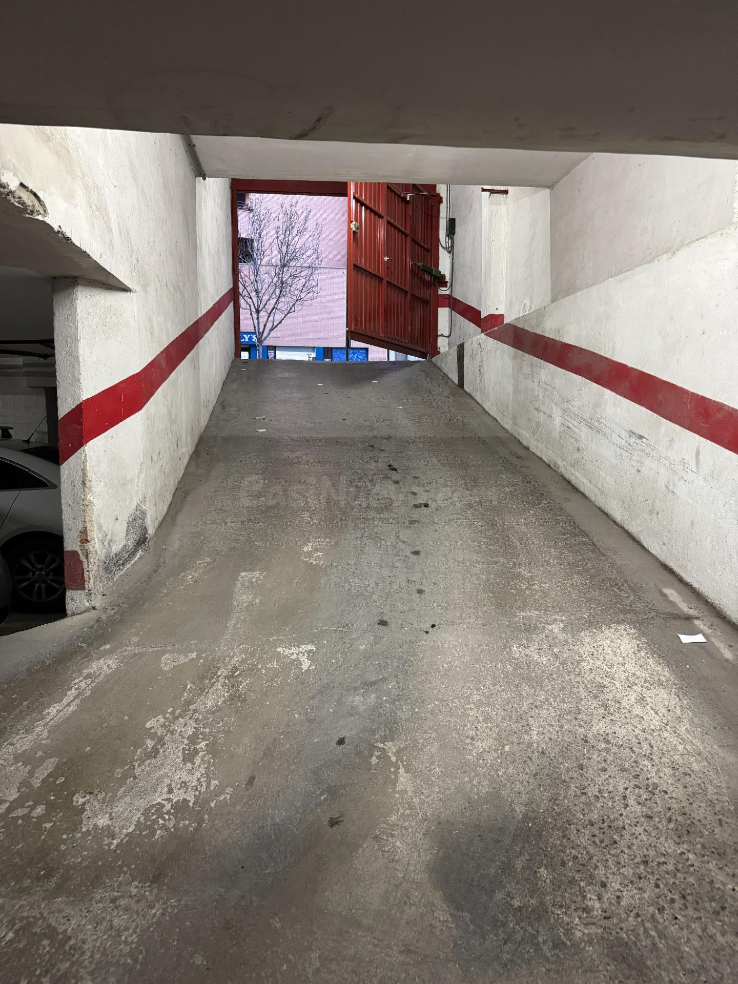 Se alquila plaza de garaje para coche grande en Avenida Cata - foto 3