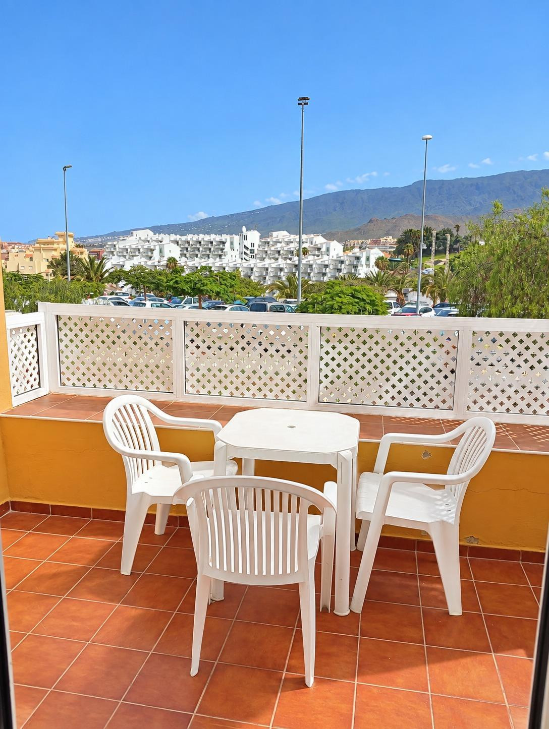 ### Estudio reformado con terraza en Residencial Orlando – a 200 metros de Playa de Fañabé