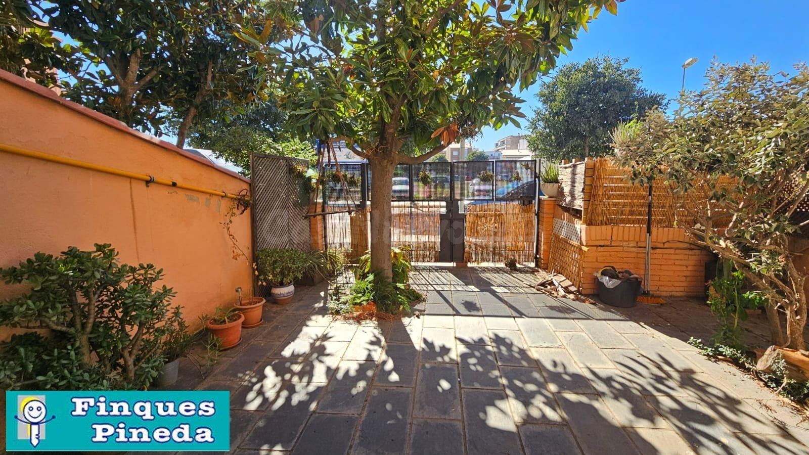 CASA PLANTA BAJA CON 2 VECINOS CON JARDÍN