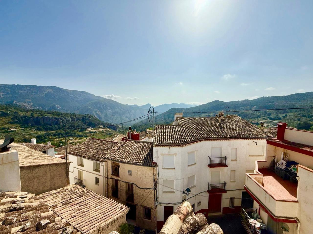 CASA RURAL REFORMADA CON ALTO POTENCIAL COMO ALOJAMIENTO TURÍSTICO EN CONFRIDES