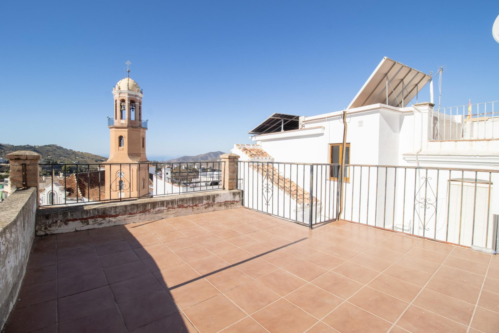 AMPLIA CASA ADOSADA CON GRAN POTENCIAL, 2 LOCALES, EXCELENTE