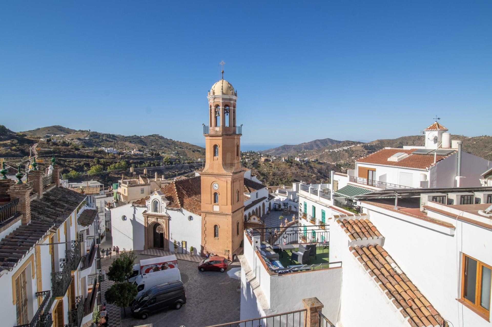 AMPLIA CASA ADOSADA CON GRAN POTENCIAL, 2 LOCALES, EXCELENTE - foto 2