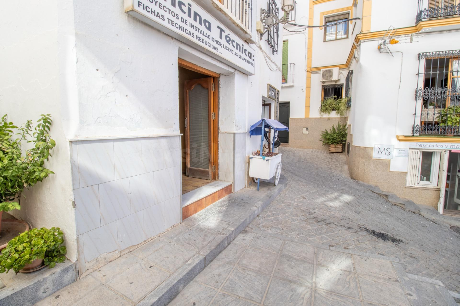 AMPLIA CASA ADOSADA CON GRAN POTENCIAL, 2 LOCALES, EXCELENTE - foto 5
