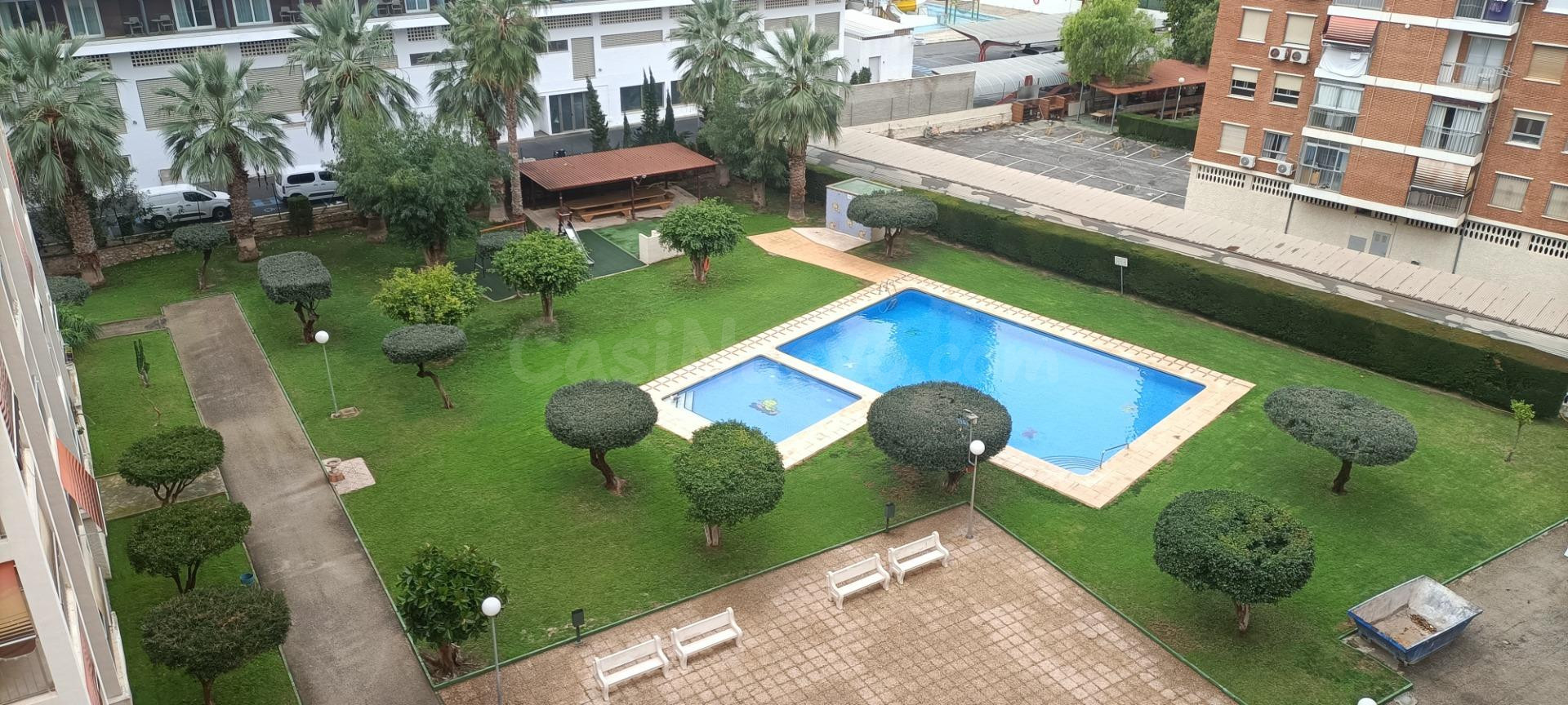 PISO DE 3 DORMITORIOS CON PISCINA Y GARAJE EN URBANIZACIÓN CERCA DE LA PLAYA