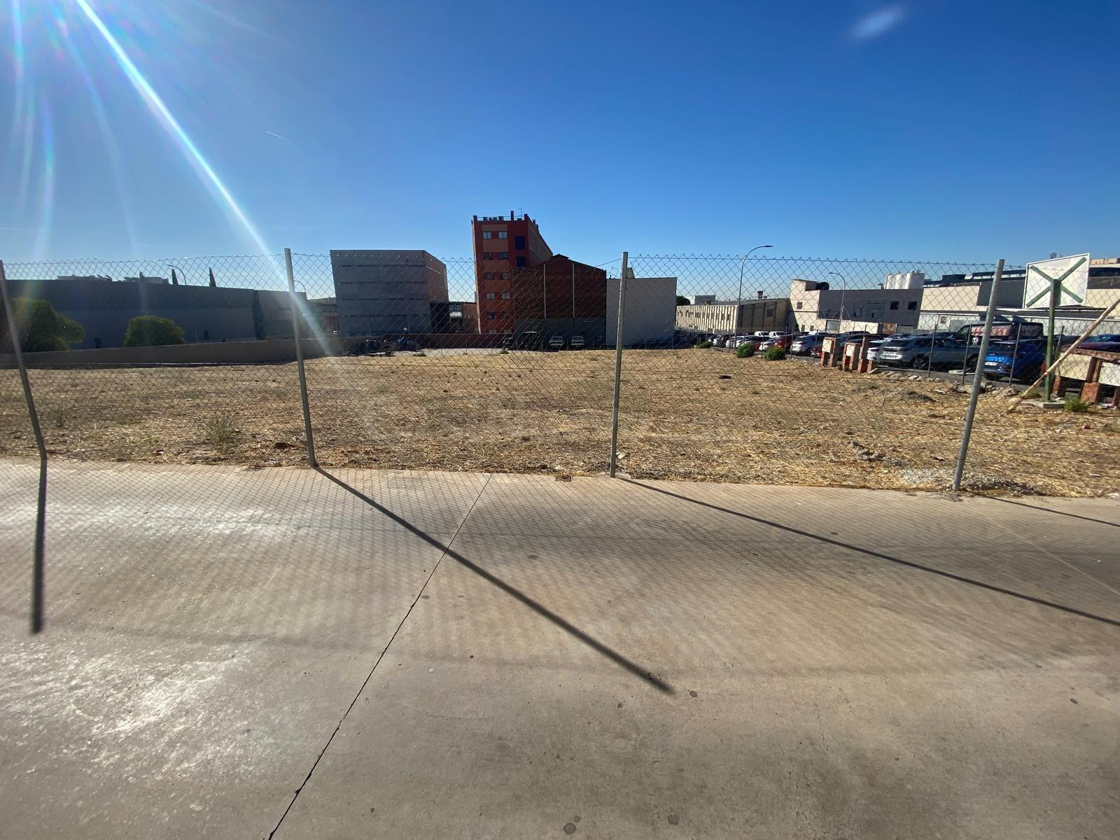 TERRENO INDUSTRIAL EN ALQUILER – 2.200 m2 – EXCELENTE UBICACIÓN Y comunicaciones