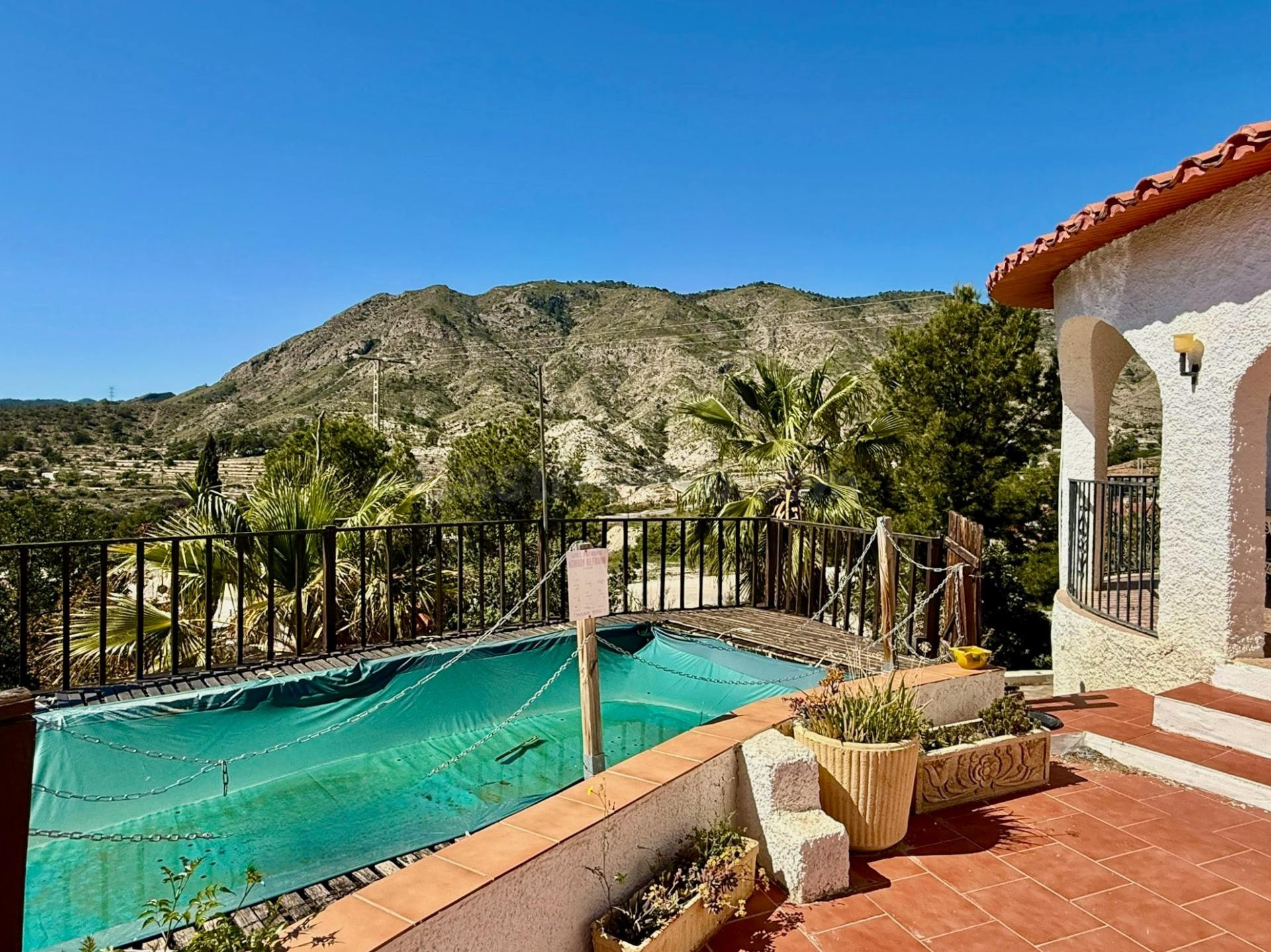 OPORTUNIDAD ÚNICA: CHALET INDEPENDIENTE CON PARCELA + LOCAL COMERCIAL EN BELLA ORXETA