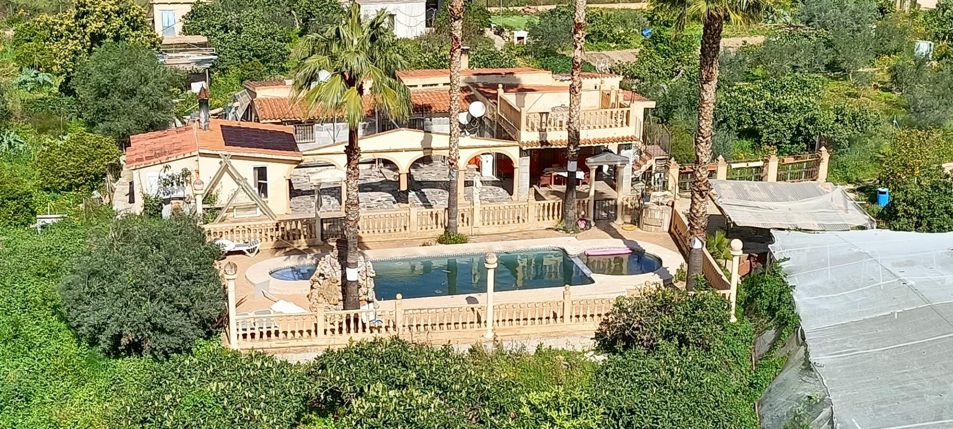 GRAN PARCELA PRIVADA DE 3.550 M2 EN POLOP CON INMUEBLES DE NATURALEZA URBANA Y RÚSTICA