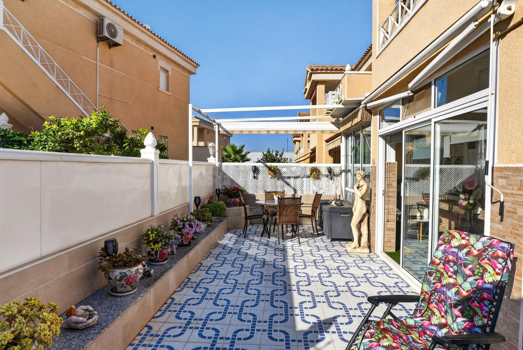 Res. Europa - Bungalow reformado con jardín, 2 dormitorios y entrada para el coche