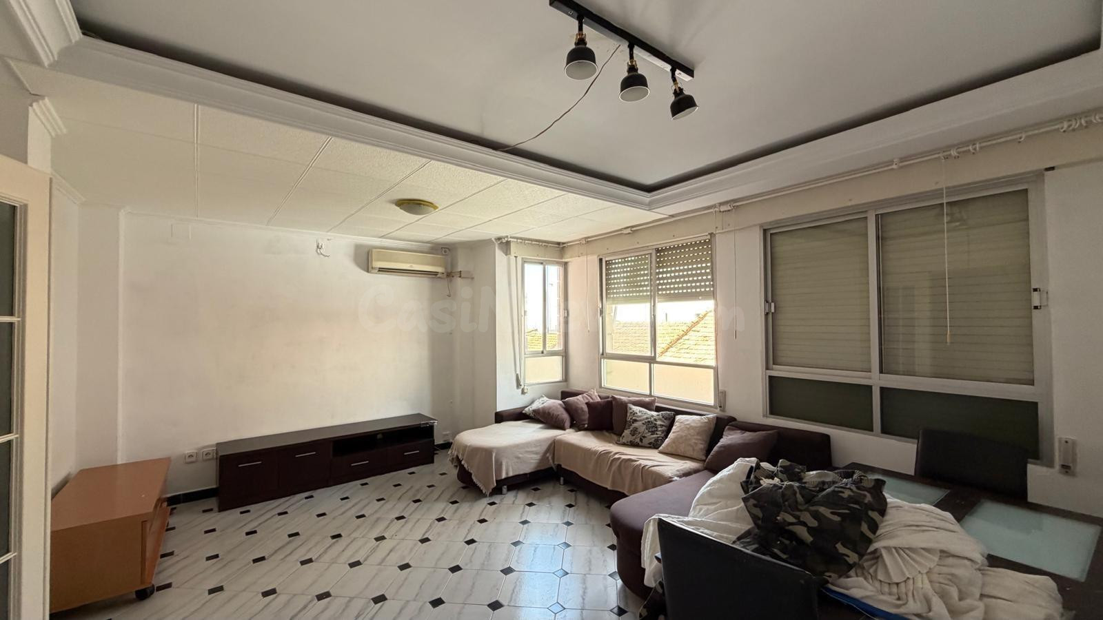 APARTAMENTO DE 3 habitaciones INDEPENDIENTE CON POSIBILIDAD DE HACER UNA SEGUNDA PLANTA EN SOLARIUM
