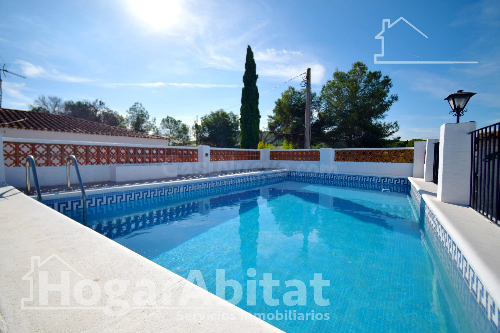 CHALET RÚSTICO CON PISCINA, GARAJE Y TERRAZA