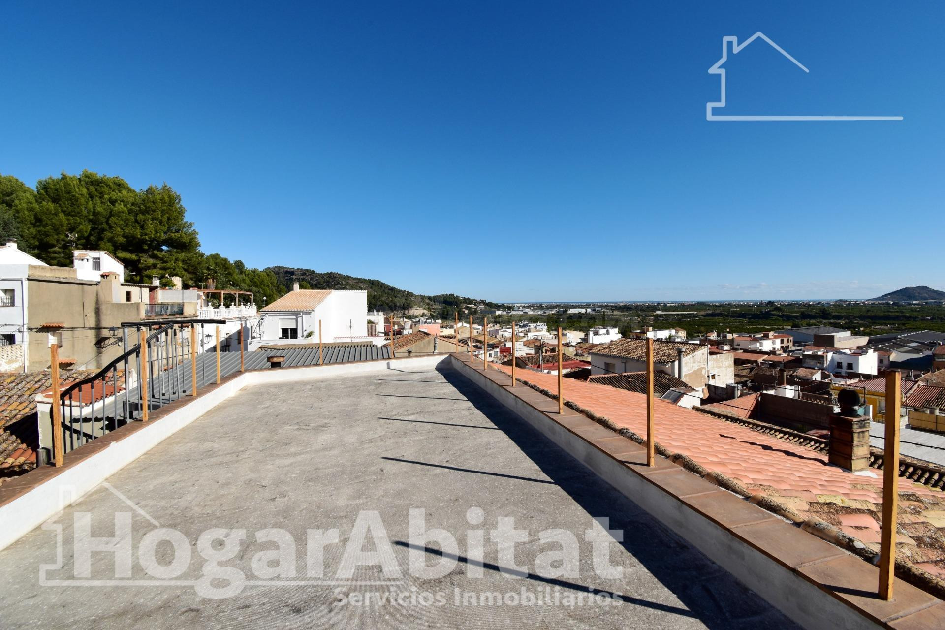 ¡VISTAS DESPEJADAS! ESPACIOSA CASA CON 3 TERRAZAS