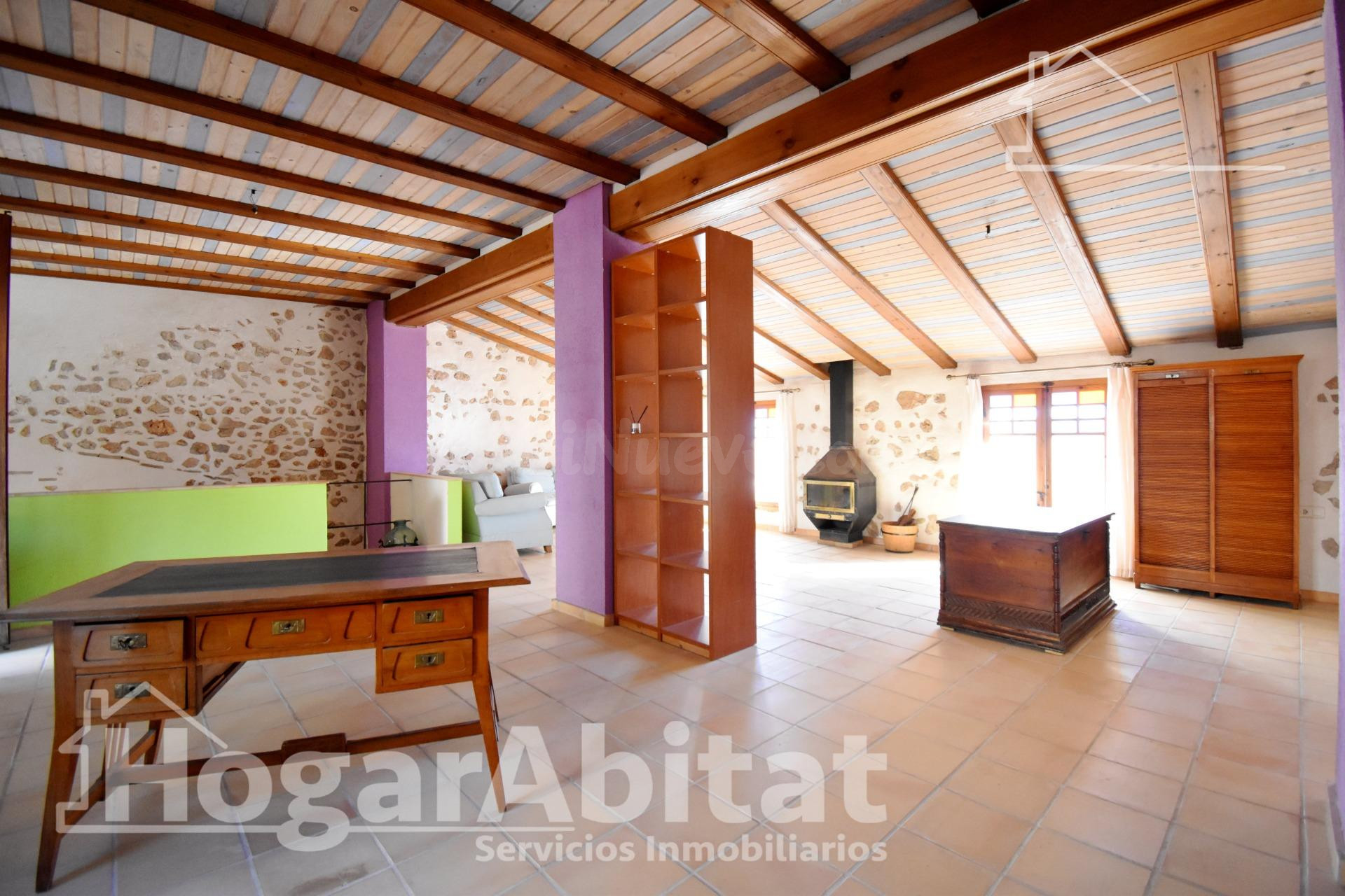 ¡VISTAS DESPEJADAS! ESPACIOSA CASA CON 3 TERRAZAS - foto 3