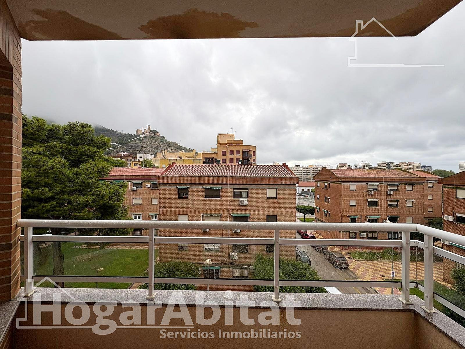 ¡VISTAS DESPEJADAS! AMPLIO, ALTO Y EXTERIOR CON DOS BALCONES CERCA DEL MAR