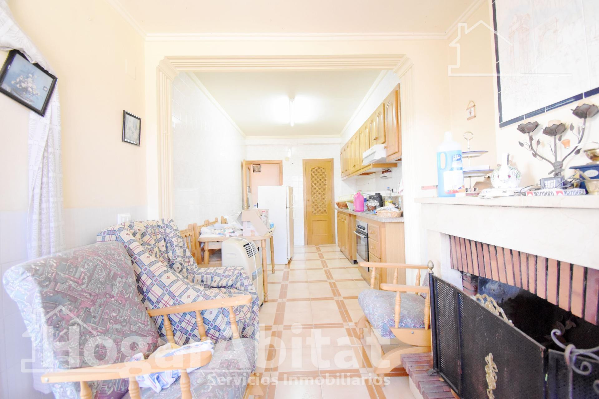 ¡EXCELENTE OPORTUNIDAD! GRAN CASA PARA REFORMAR CON GARAJE Y TRES TERRAZAS