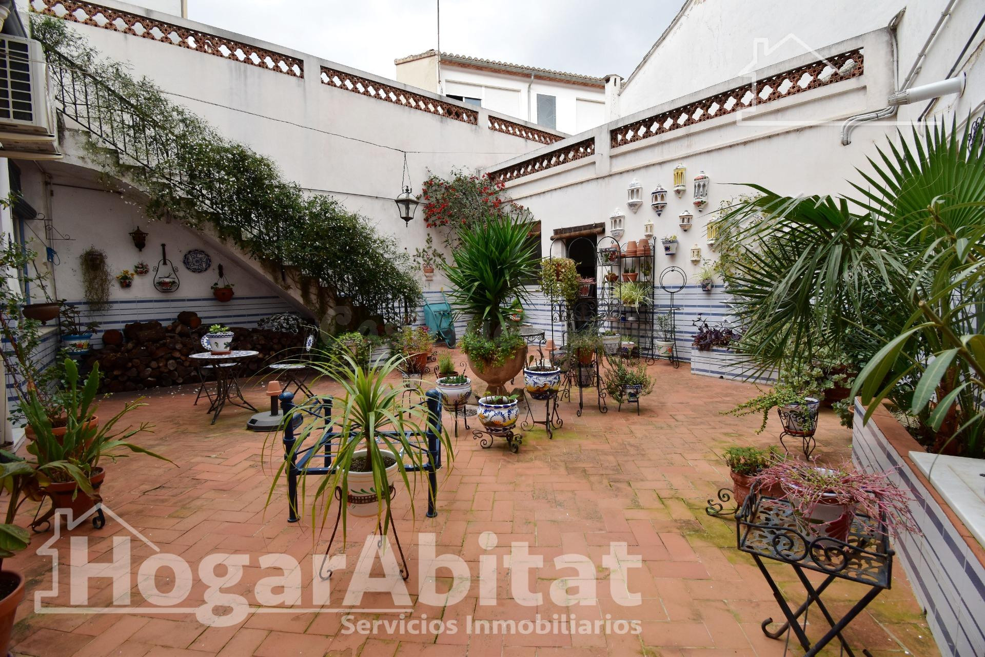 ¡CENTRO DE VILLALONGA! CASA ESPECTACULAR AMPLIA Y LUMINOSA CON TRES TERRAZAS