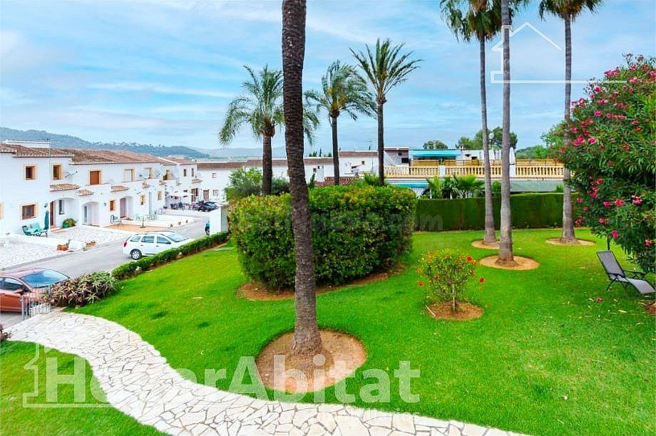 ¡ESPECTACULAR ADOSADO! LUMINOSO EN RESIDENCIAL CON PISCINA Y TERRAZA
