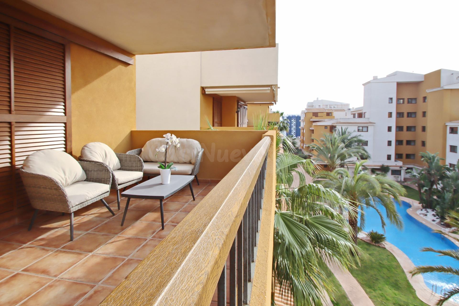 Soleado apartamento con vistas a la piscina en La Entrada, Punta Prima, Costa Blanca