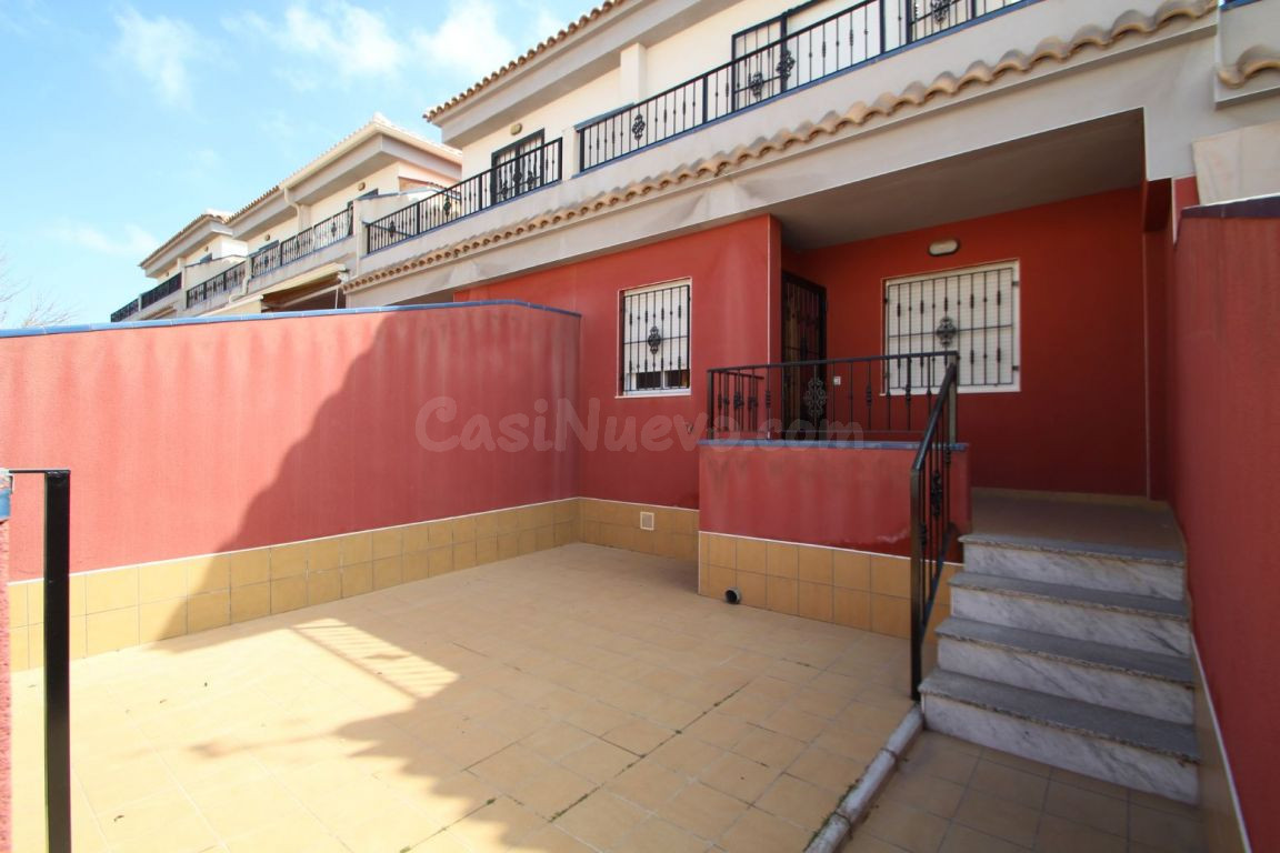 Dúplex adosado con piscina comunitaria en Aguas Nuevas, Torrevieja