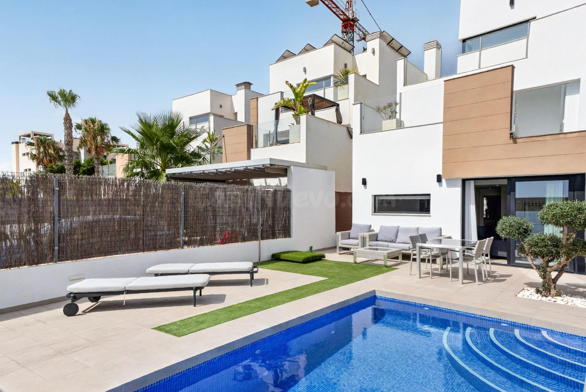 Moderna Vivienda Familiar con Piscina Privada en Excelente Ubicación