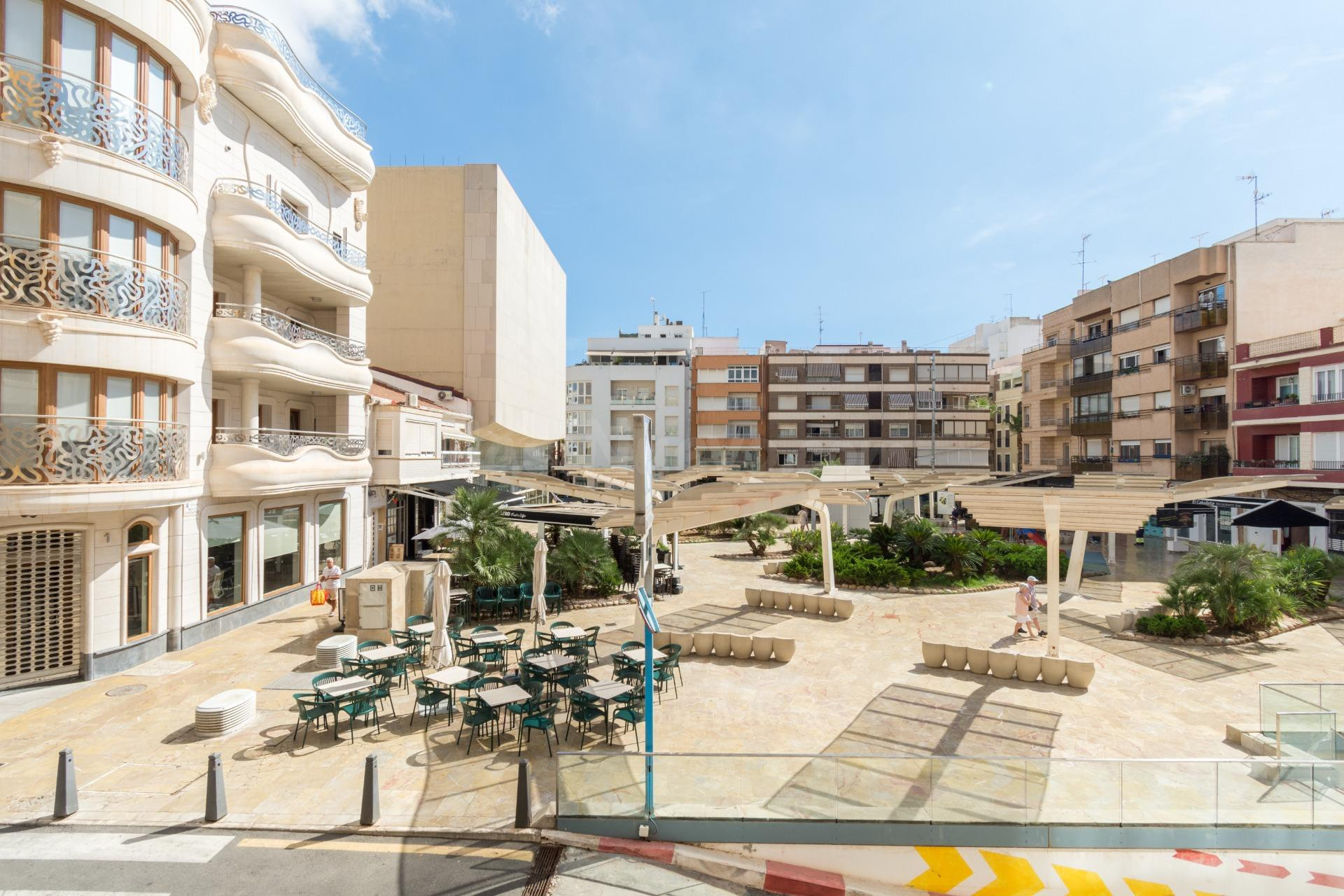 Apartamento totalmente reformado a estrenar frente a la Plaza del Teatro de Torrevieja