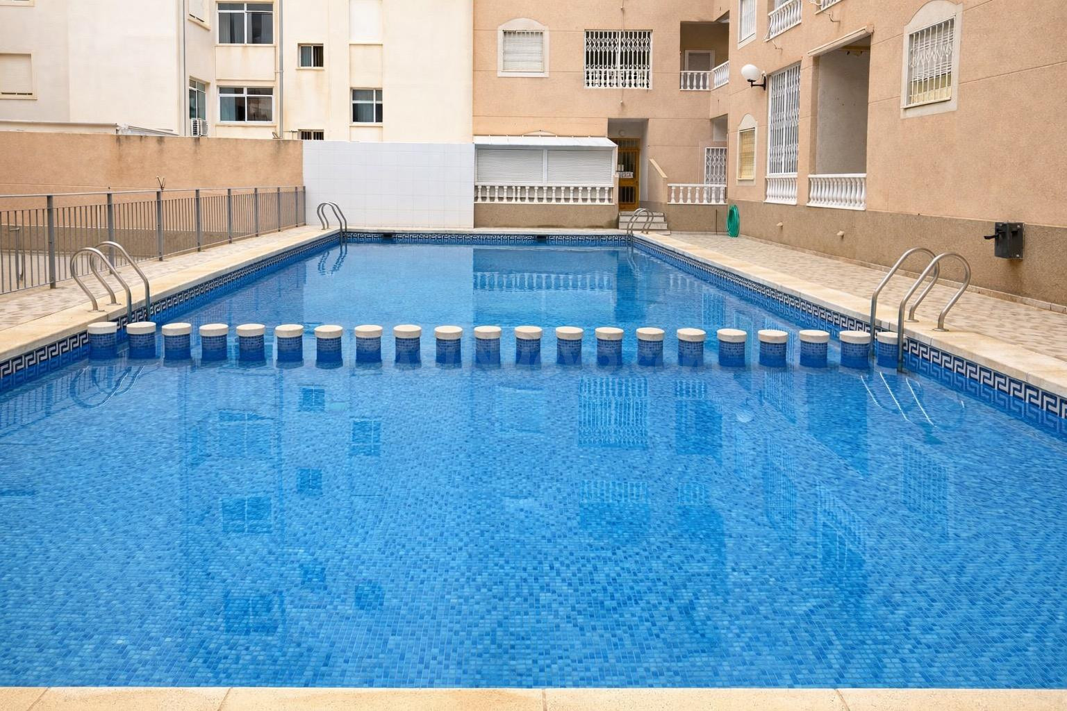 Apartamento de 2 dormitorios con piscina y ascensor a 600 metros de Playa del Cura