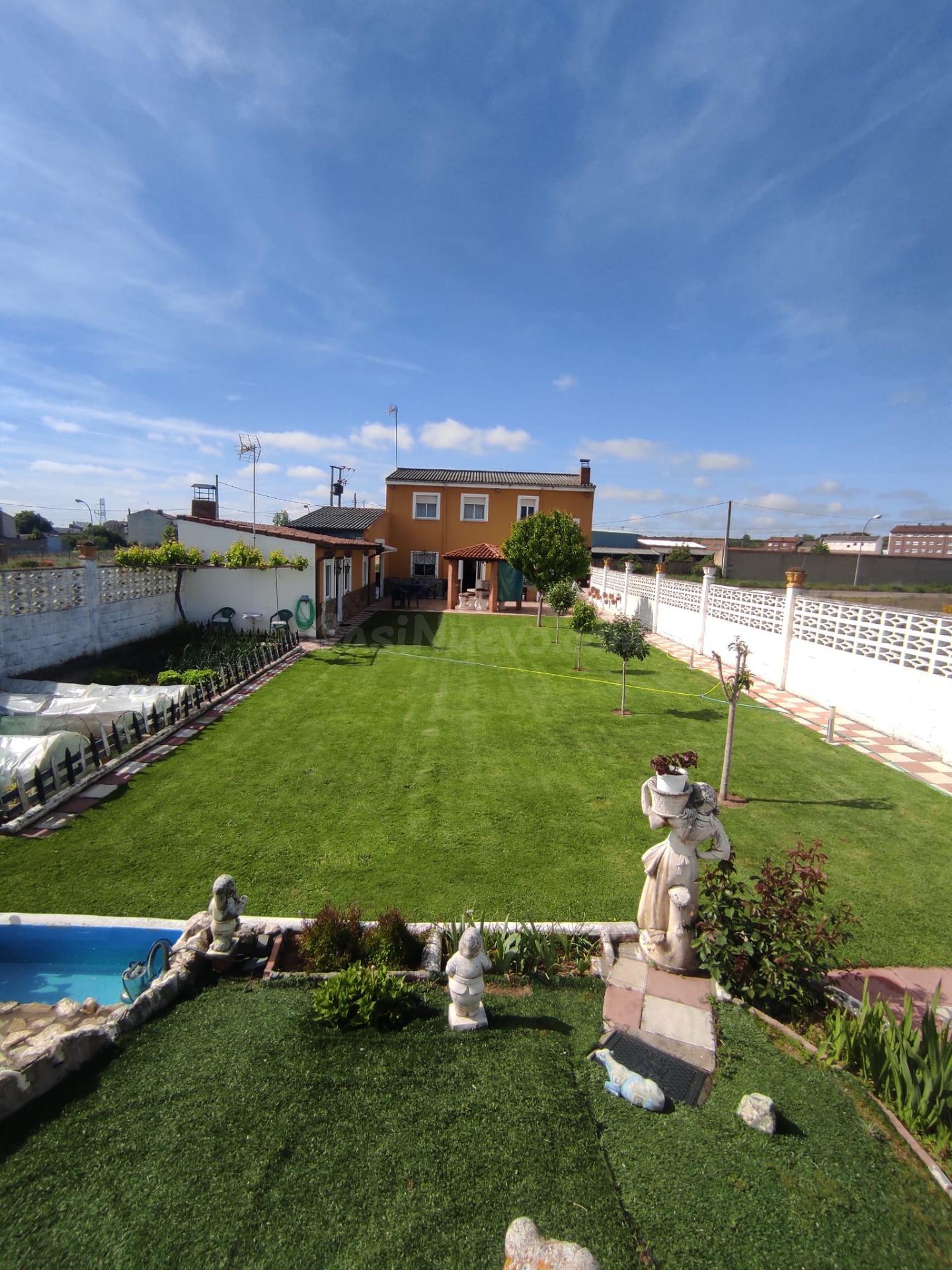 Amplio Chalet con Piscina en San Andrés del Rabanedo - €400,000