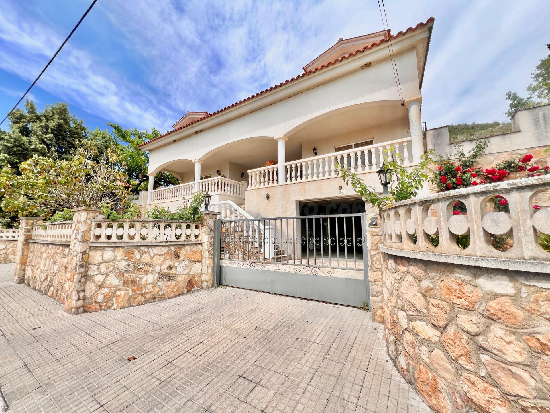 Espectacular casa independiente con piscina, suelo radiante y vistas a la montaña