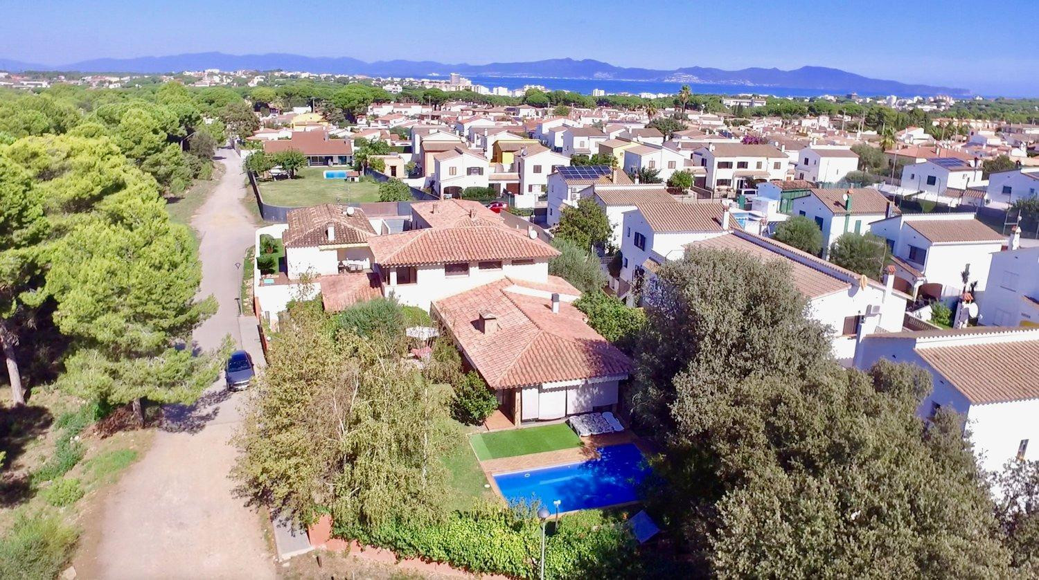 Exclusiva villa con piscina, casa de invitados y licencia tu - foto 4