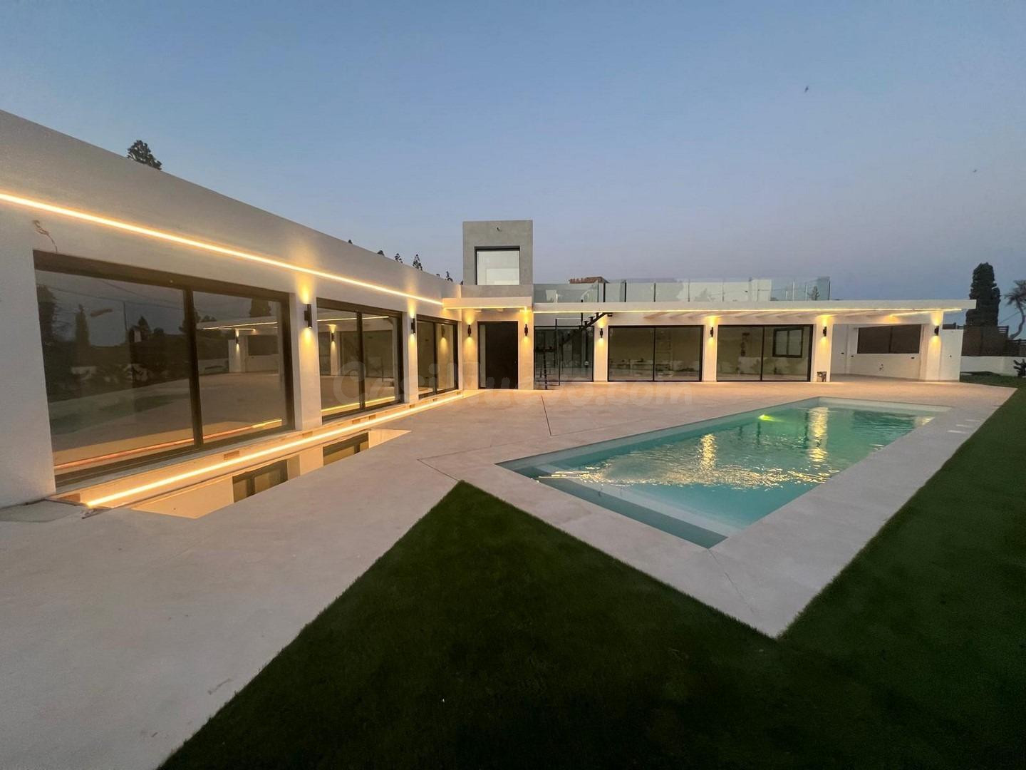 ÚLTIMA VILLA DISPONIBLE. Piscina privada junto al mar en El Chaparral