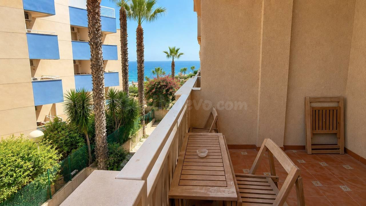 Apartamento turístico en primera línea de mar con piscina, garaje y solárium panorámico