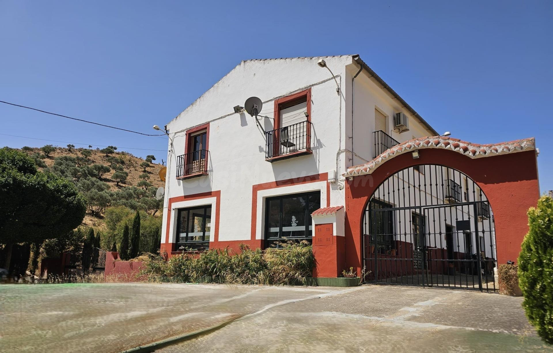 Inversión única en Antequera: Restaurante en funcionamiento + 8 habitaciones turísticas en finca de 25.500 m2 con olivar, en el corazón de Andalucía