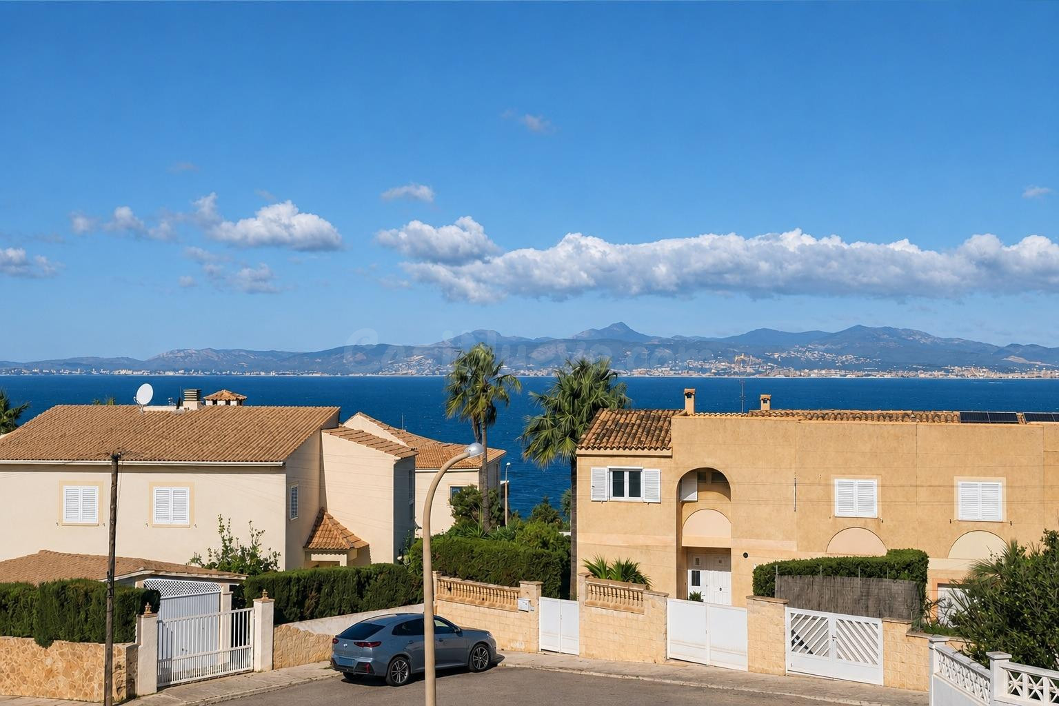 Chalet pareado con piscina y vistas a la bahía de Palma en Badia Gran
