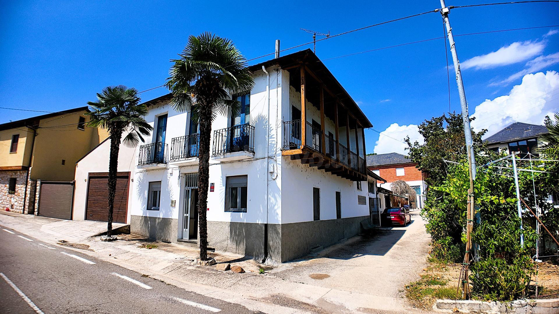Casa para reformar, con gallinero, garaje, almacén y 47 terrenos incluidos en el precio.