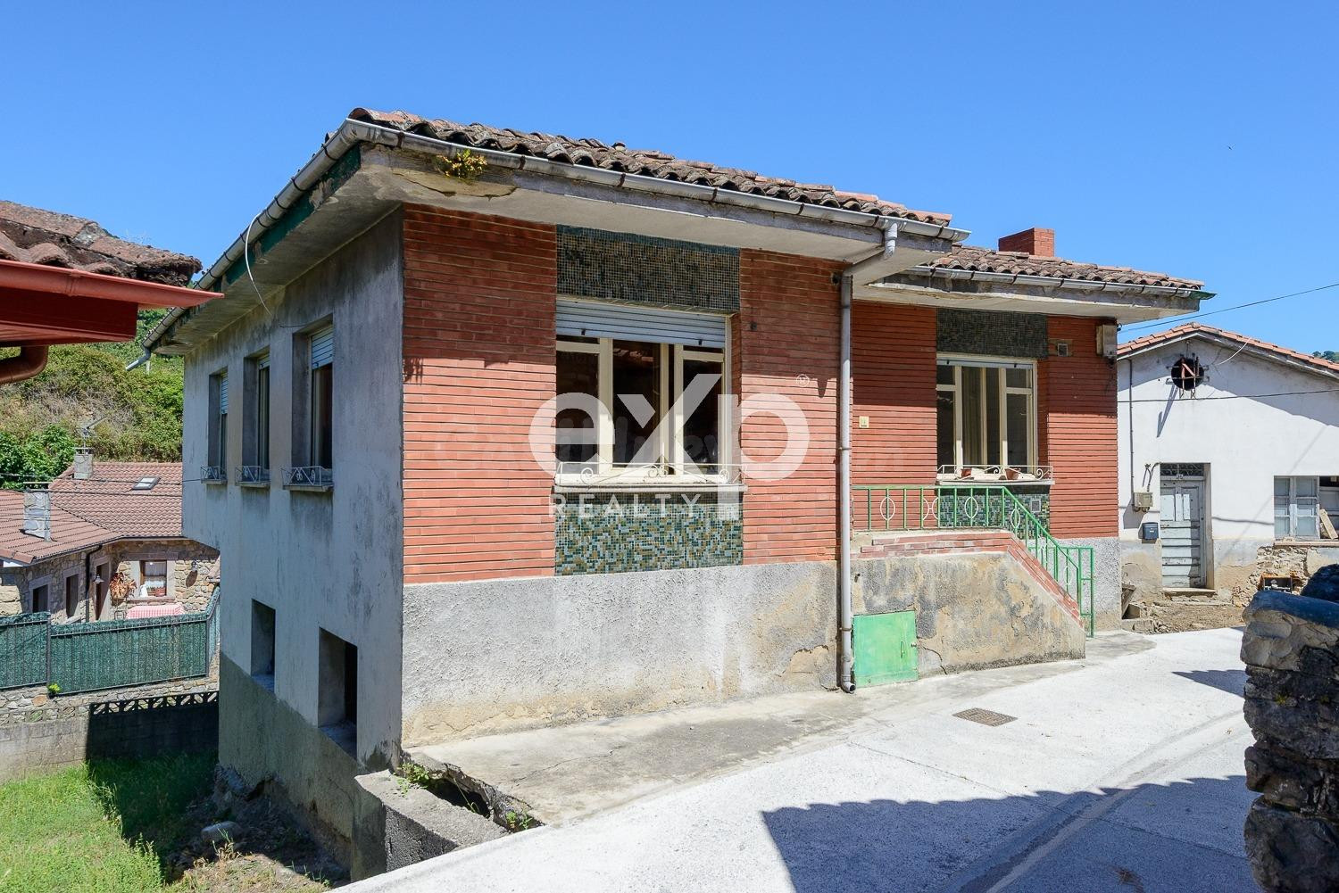 CASA INDEPENDIENTE EN LENA – LUMINOSA Y CON GRANDES POSIBILIDADES DE REFORMA