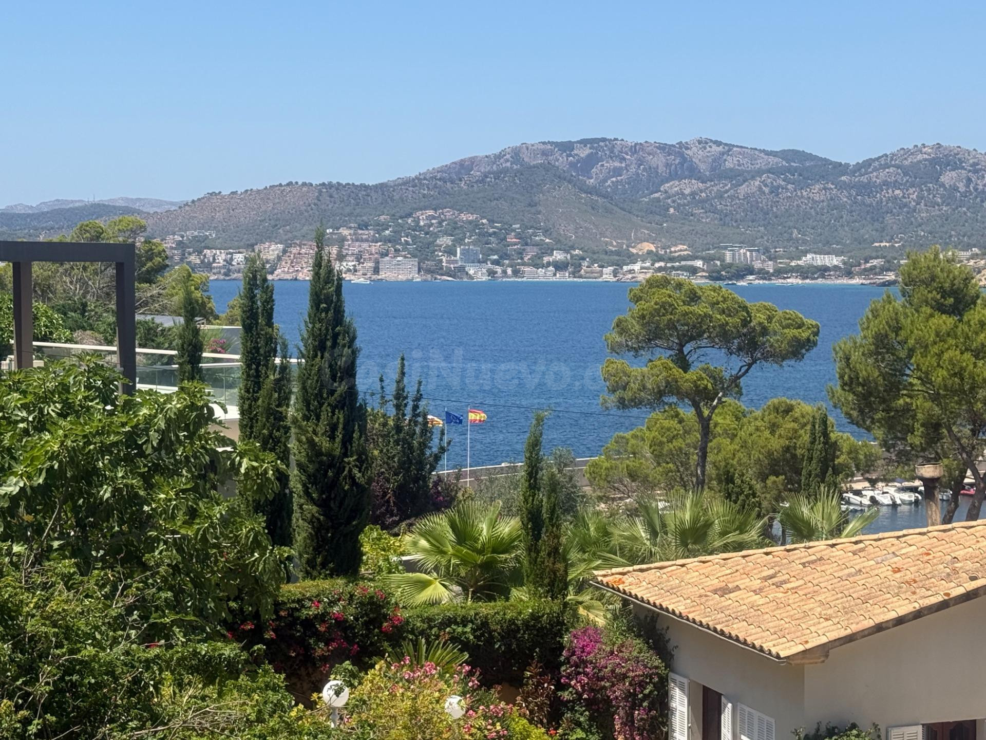 Villa en primera línea con acceso directo al puerto deportivo y vistas a la bahía de Santa Ponsa
