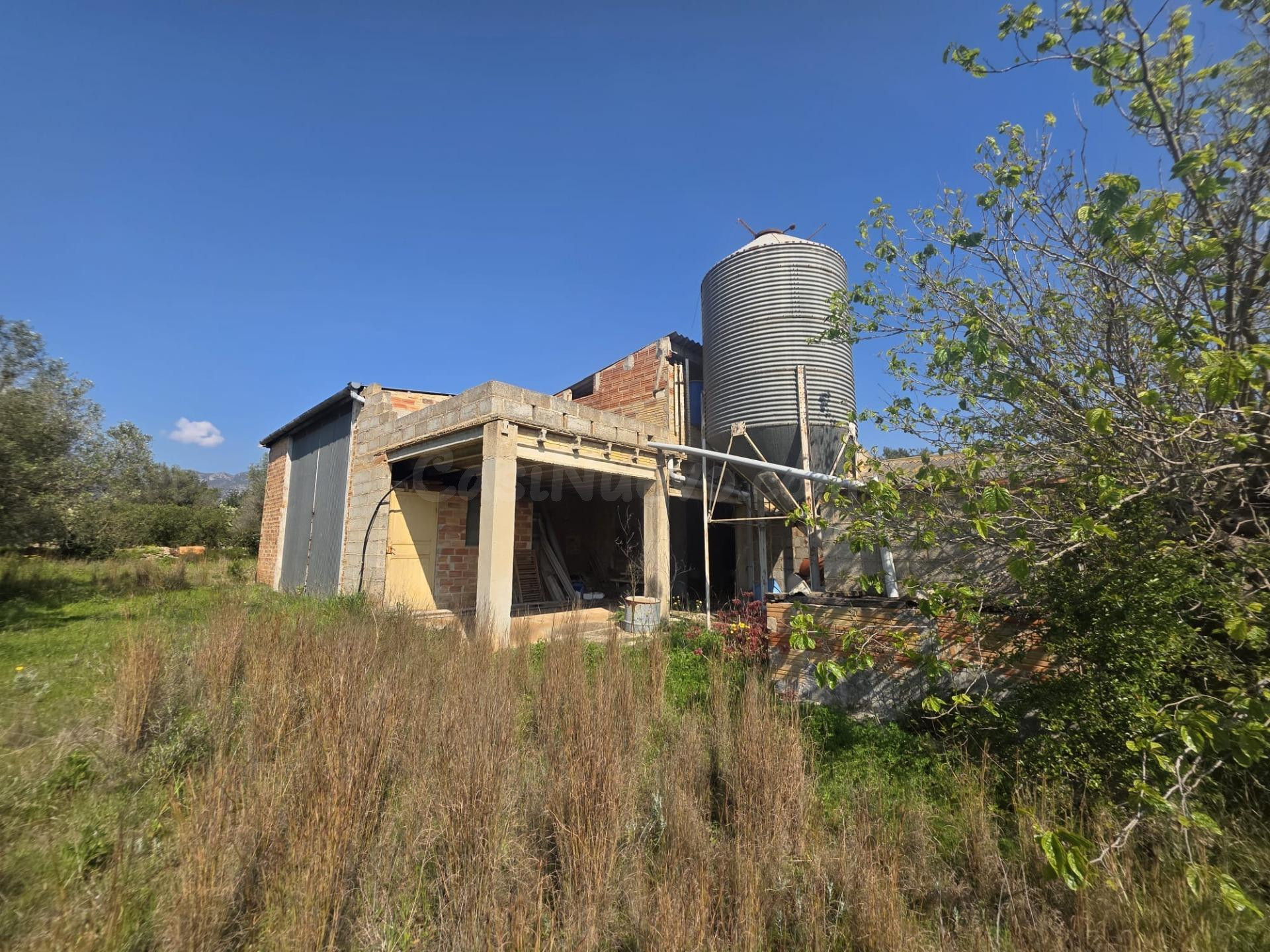 Finca rústica con granja, almacenes y casita de piedra en Partida Canyals (Roquetes)