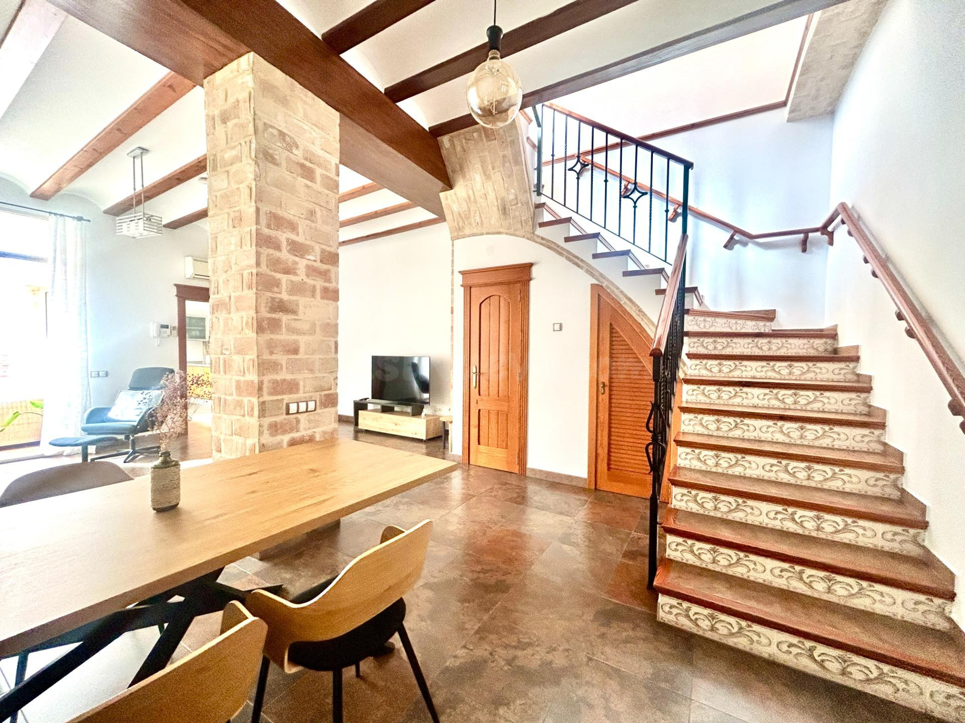 Casa mediterránea con grandes terrazas y 4 dormitorios en Rafelbunyol