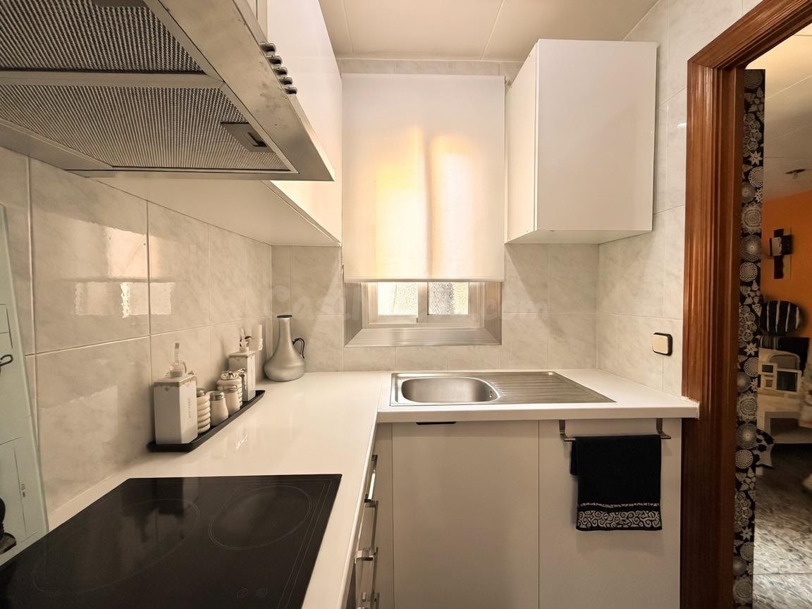 Piso impecable de 2 habitaciones con balcón en Badalona - foto 2
