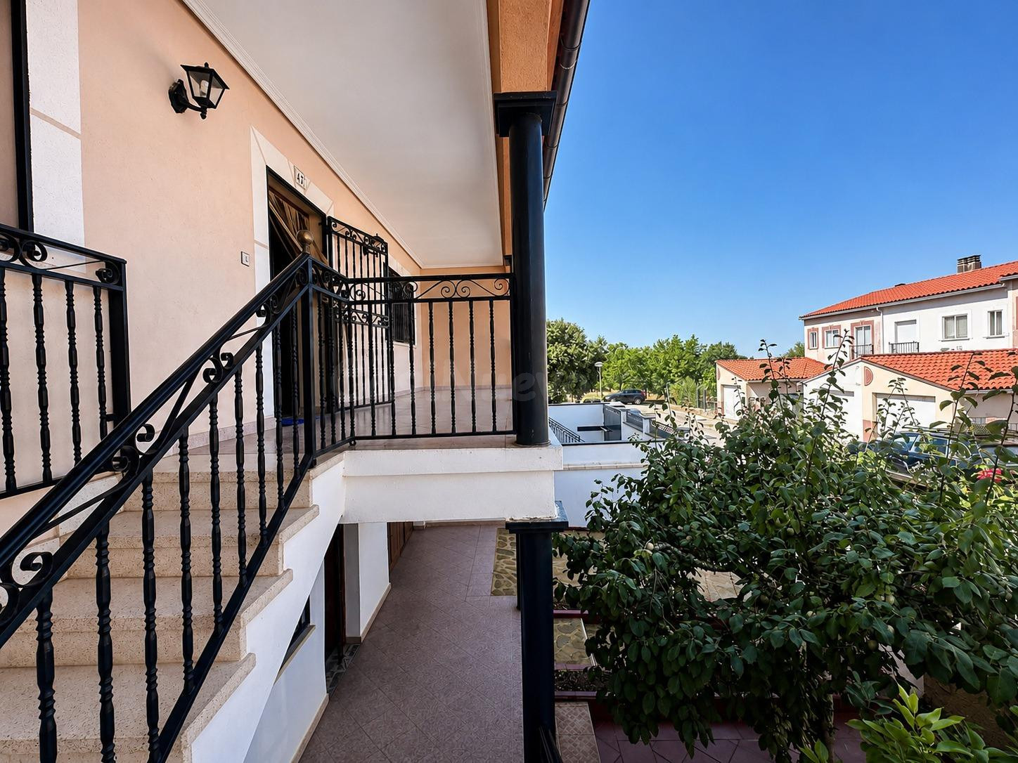 Una casa para toda la familia, con patio, garaje y lista par - foto 4