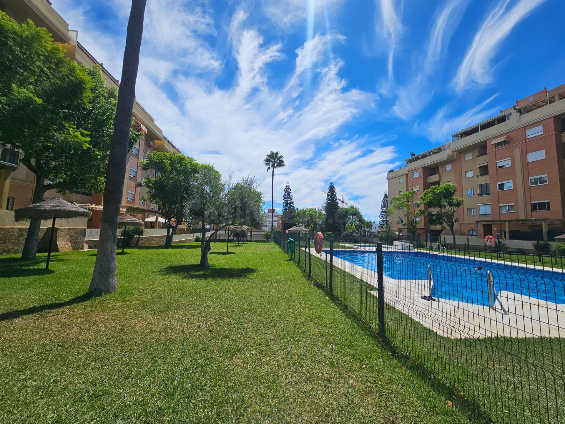 Piso familiar con Garaje, Trastero y Piscina en El Pinillo, a 800 Metros del Mediterráneo