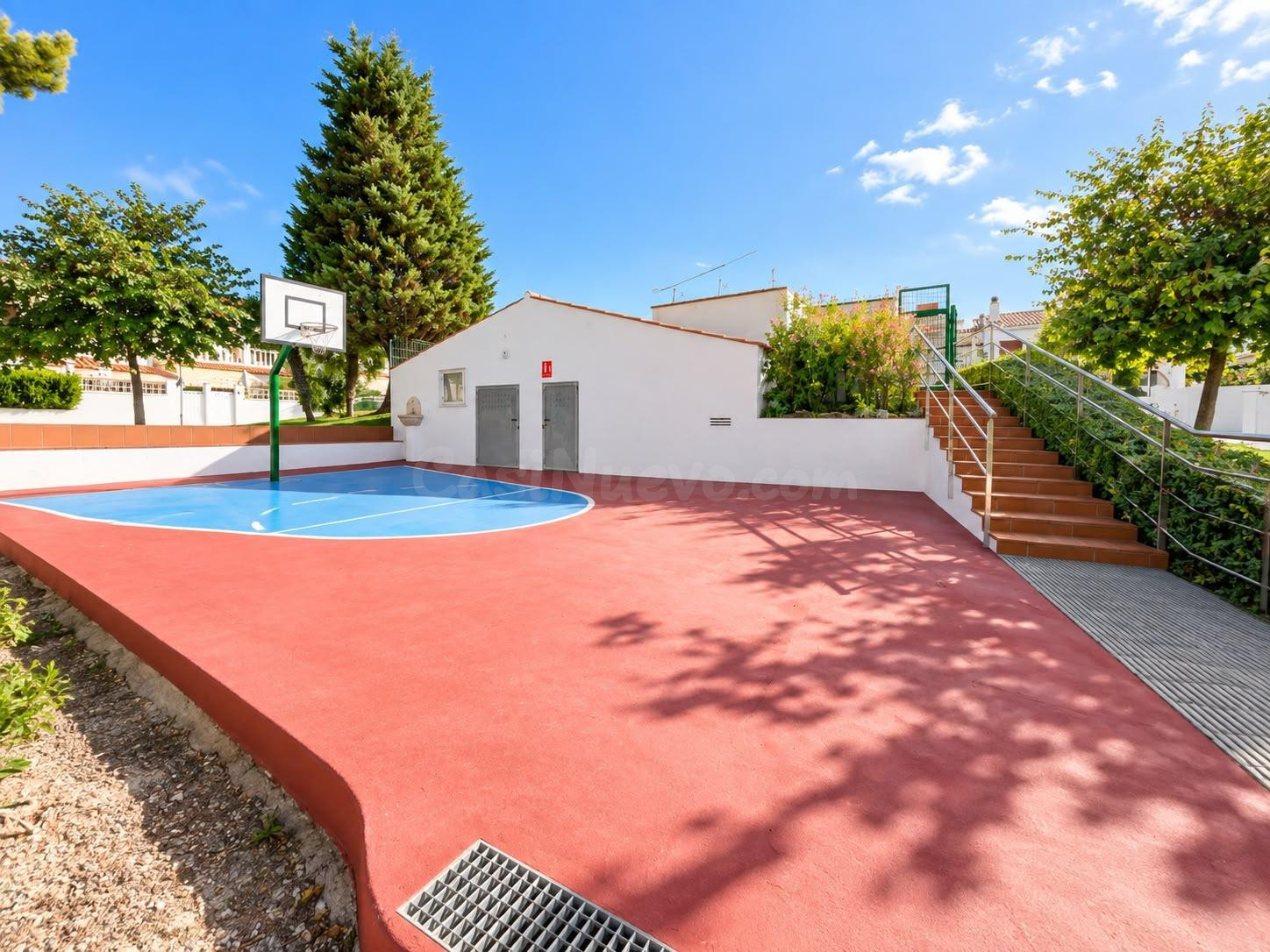 ADOSADO REFORMADO CON ESPECTACULAR ZONA COMUNITARIA EN OASIS - foto 3